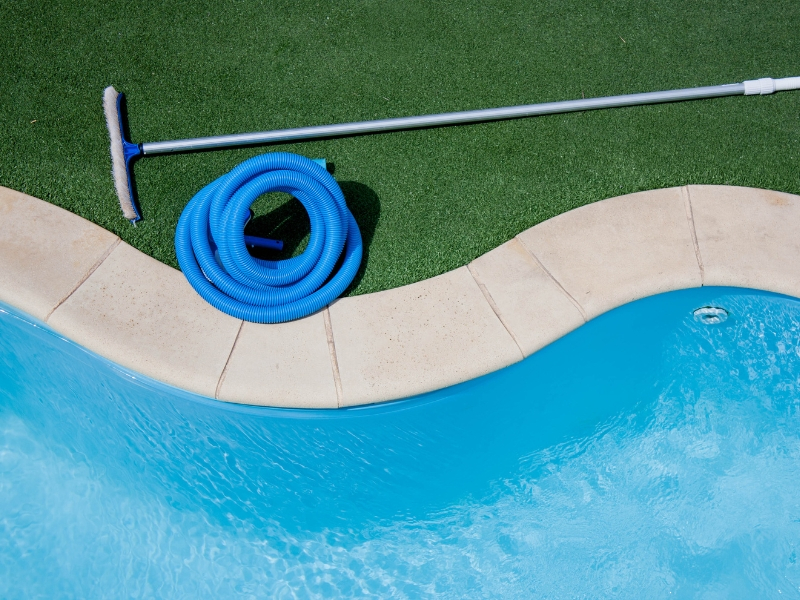 How to Easily Clean the Bottom of Your Pool Without a Vacuum –